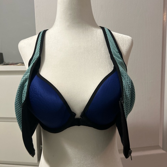 Victoria’s Secret Sports Bra - Picture 2 of 3